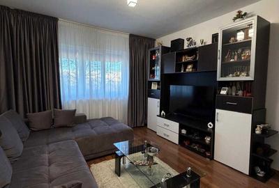 Apartament cu 3 camere decomandat în CET - 6