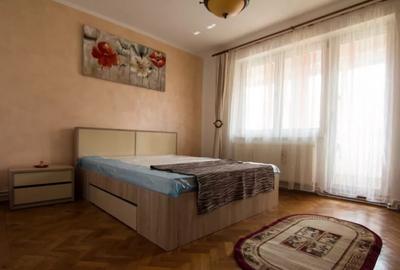 INCHIRIEZ apartament 3 camere decomandat,zona Vasile Aaron