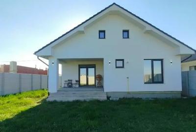 Casă cu 3 camere în Sântandrei