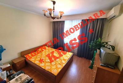 Apartament cu 3 camere decomandat în Teilor