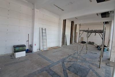 Spatiu comercial vitrina de 20 M - Metrou Eroii Revolutiei S143 - 26