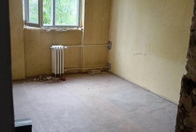 Apartament cu 3 camere nedecomandat în Sântandrei