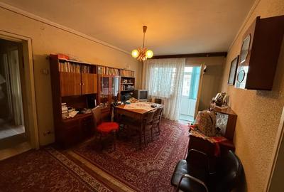 Apartament cu 3 camere semidecomandat, mobilat în Craiovița Nouă