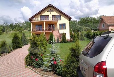 Casa 8 camere, 300 mp, zona Corunca