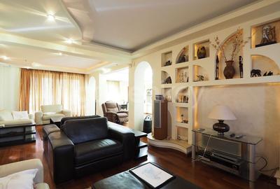 Vila cu 9 camere, 5 bai | D+P+1+M | 416mp teren - 2