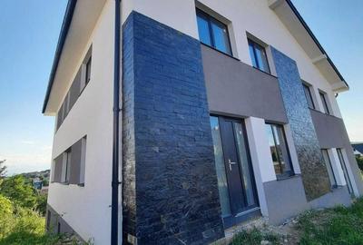 Casă individuală cu 5 camere cu Canalizare în Iris