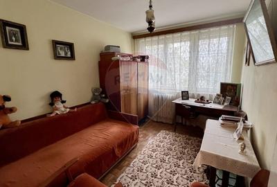 Apartament cu 3 camere semidecomandat în Hipodrom