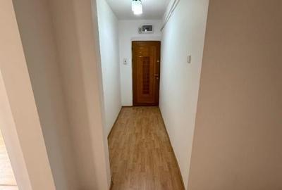 Apartament cu 3 camere decomandat în Roman - 2