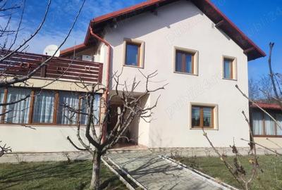 Casă cu 4 camere cu Teren 500 Mp în Central