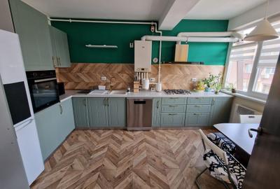 Apartament cu 3 camere semidecomandat, mobilat în Apărătorii Patriei