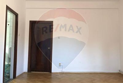 Apartament cu 4 camere nemobilat in P-ta Victoriei langa Orange - 16