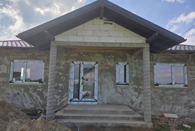 Casă individuală cu 4 camere cu Teren 500 Mp în Central