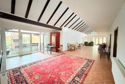 Casă cu 9 camere cu Teren 16351 Mp în Sud