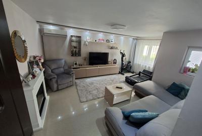 Apartament cu 3 camere decomandat în 1 Decembrie