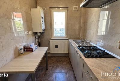 Apartament cu 3 camere decomandat în Petros - 2