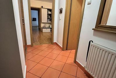 Apartament cu 3 camere semidecomandat, mobilat în Tractorul - 13