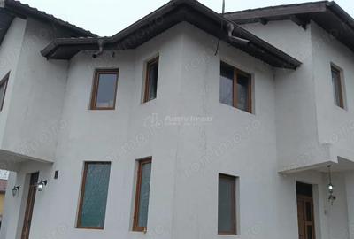 Casă cu 4 camere cu Teren 400 Mp în Central - 1