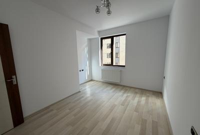 Apartament cu 3 camere semidecomandat în Tractorul - 3