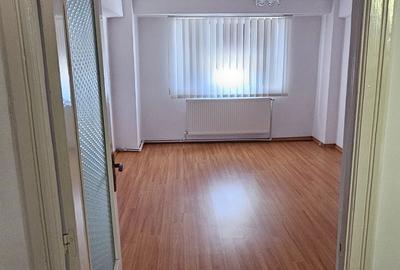 Apartament cu 3 camere decomandat în Pod - 2