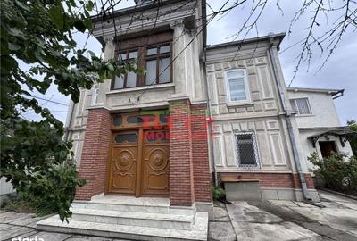 Casă cu 4 camere cu Teren 938 Mp în Central