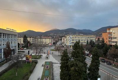 Apartament cu 3 camere semidecomandat în Ultracentral