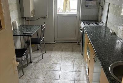Apartament cu 3 camere semidecomandat în Micro 3 - 4