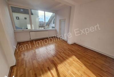 Casă cu 8 camere cu Teren 1500 Mp în Central - 12