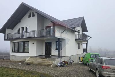 Casă cu 5 camere cu Teren 2500 Mp în Moara Nica - 1