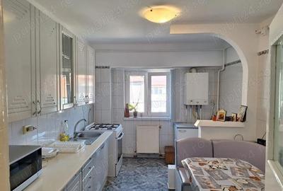 Apartament cu 3 camere decomandat în 1 Mai - 2