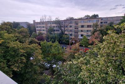 Apartament cu 3 camere semidecomandat, mobilat în Constructorilor - 14