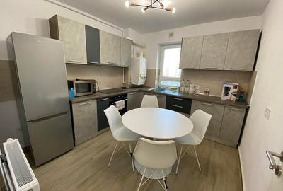 Apartament cu 3 camere decomandat în Tractorul