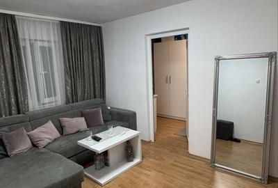 Apartament cu 3 camere semidecomandat în Nord