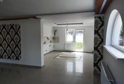 Casă cu 6 camere cu Teren 1100 Mp în Central - 1