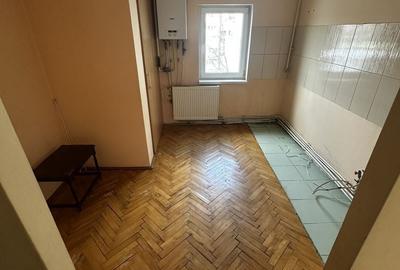 Apartament cu 4 camere decomandat în Central - 3