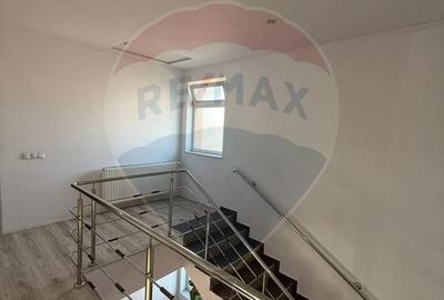 Casa / Vila cu 9 camere de vanzare in zona 1 Mai - 19