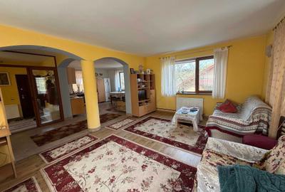 Casă cu 4 camere decomandat cu Teren 920 Mp în Central - 2
