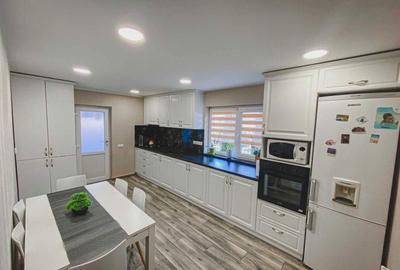 Casă cu 4 camere decomandat în Central - 4