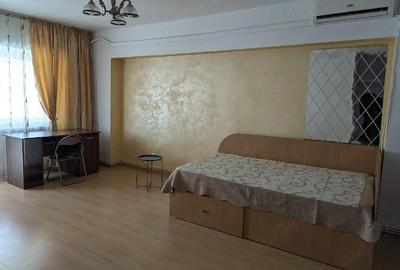 Apartament cu 3 camere decomandat în Nicolina
