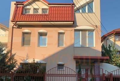 Casă individuală cu 7 camere cu Canalizare în Sud-Est