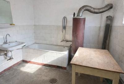 Casă cu 3 camere cu Canalizare în Central - 2
