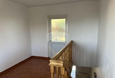 Casă cu 5 camere cu Garaj în Ciritei - 2