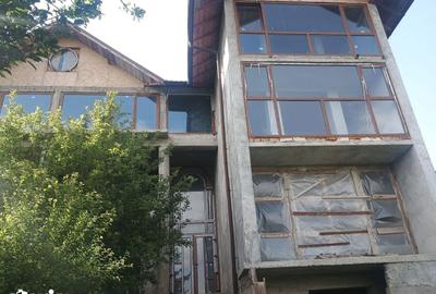 Casă cu 9 camere cu Teren 1128 Mp în Pârscov - 1