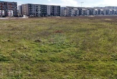 Teren de 740 mp, în Tractorul