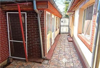 Casă individuală cu 5 camere cu Canalizare în Central - 2