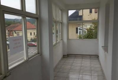 Apartament cu 3 camere decomandat în Central - 1