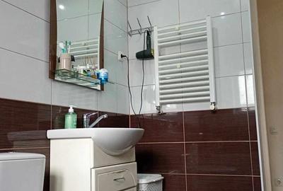 Garsonieră decomandată în Titan