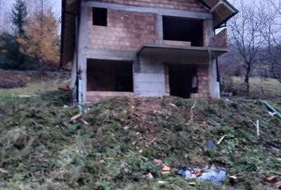 Casă individuală cu 5 camere cu Canalizare în Vest - 1