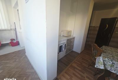 Apartament cu 3 camere decomandat în Tractorul - 9