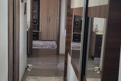 Apartament cu 3 camere decomandat în Lăureni - 1