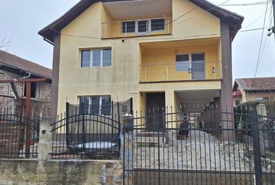 Casă individuală cu 4 camere cu Teren 100 Mp în Central - 1